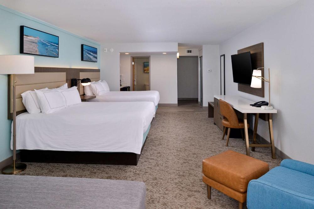 Queen Large Family Corner Room with Two Queen Beds and Full Bay View interior